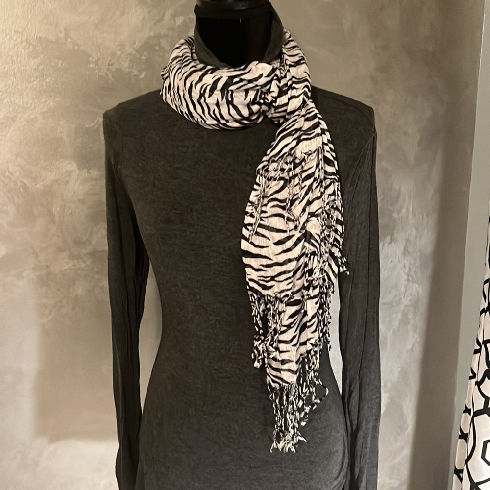Fringed zebra scarf🧣 so versatile…Wear it a million different ways! One size - Picture 2 of 5